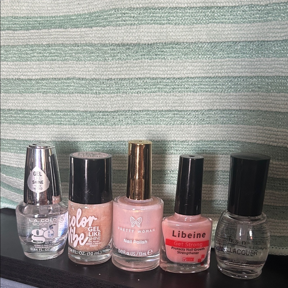 Nude & clear nail p0lish